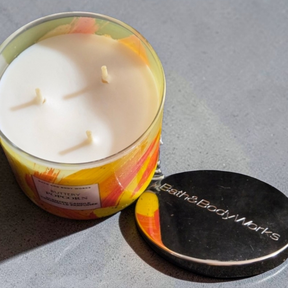 NEW BBW BUTTERY POPCORN 3-Wick Candle - Limited Edition Paint Stroke Label - Picture 2 of 3